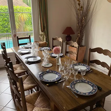 Charmante Maison Piscine 别墅 *